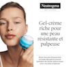 Femme tenant un pot ouvert de gel-crème Neutrogena Hydro Boost pour peaux très sèches, montrant un hydratant léger pour une hydratation en profondeur