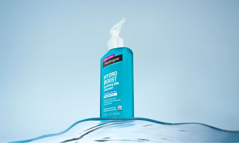 Neutrogena® Hydro Boost Soothing Milk Cleanser Front of Packaging and formula consistency