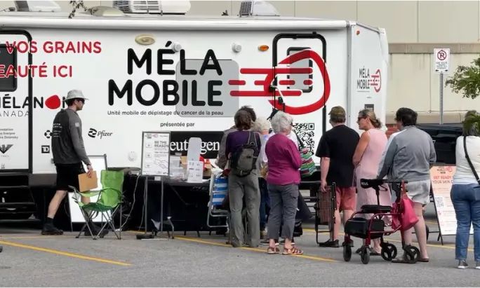 People lining up to visit the Mole Mobile in Chicago during SPF fest