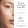 Gros plan sur le visage d’une jeune femme avec une trace de gel-crème Neutrogena Hydro Boost 