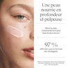 Gros plan sur le visage d’une jeune femme avec une trace de gel-crème Neutrogena Hydro Boost 