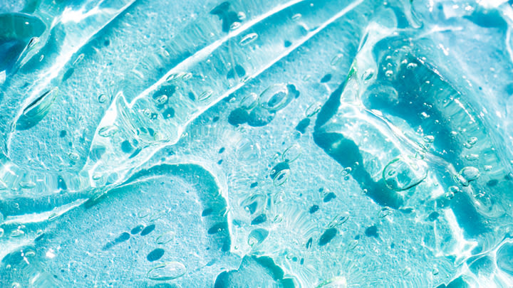 Bannière affichant un gros plan de la texture de gel du rétinol