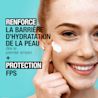 241127 411NTG UG SPFMoisturiser Digital CA FR ML-01 Jeune femme souriante appliquant l’hydratant ultradoux avec FPS 30 Neutrogena® sur son visage