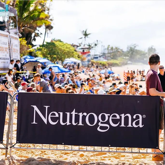 Crowds watching a surf competition hosted by Neutrogena®