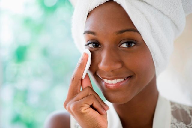 Femme qui se démaquille avec le démaquillant NEUTROGENA® 