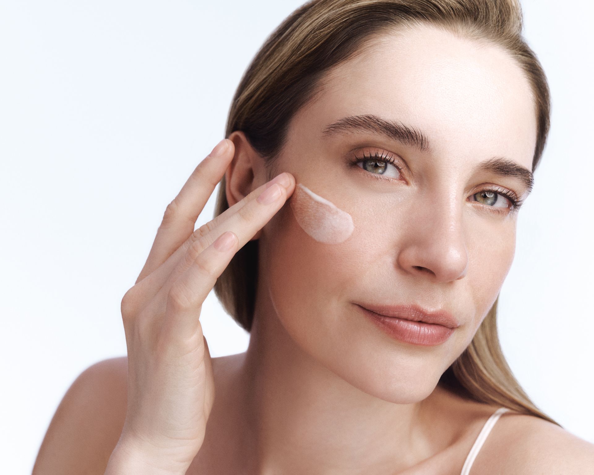 P00136050 24 Neutrogena RWR RetinolRegenCream NA Still Texture Talent Caucasian 4445 CMYK r5a TIF