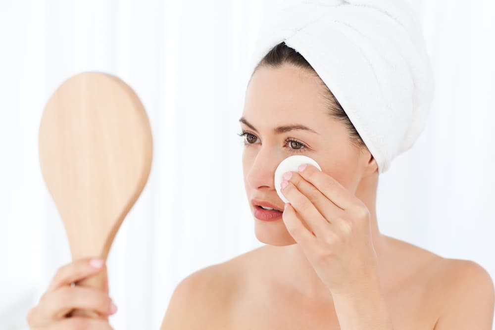 mujer cuidando su rostro después de exfoliar con NEUTROGENA®