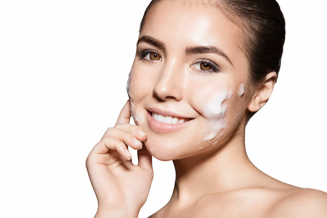 Mujer madura con canas luce su piel luminosa