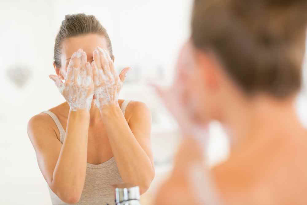 Esfoliazione cutanea: perché è importante esfoliare la pelle? - Hero Image - Neutrogena - it-IT
