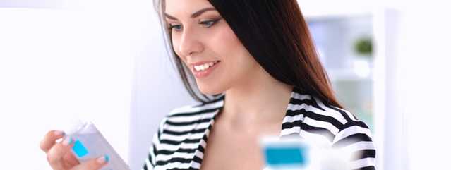 Femme au comptoir beauté examinant des produits NEUTROGENA®