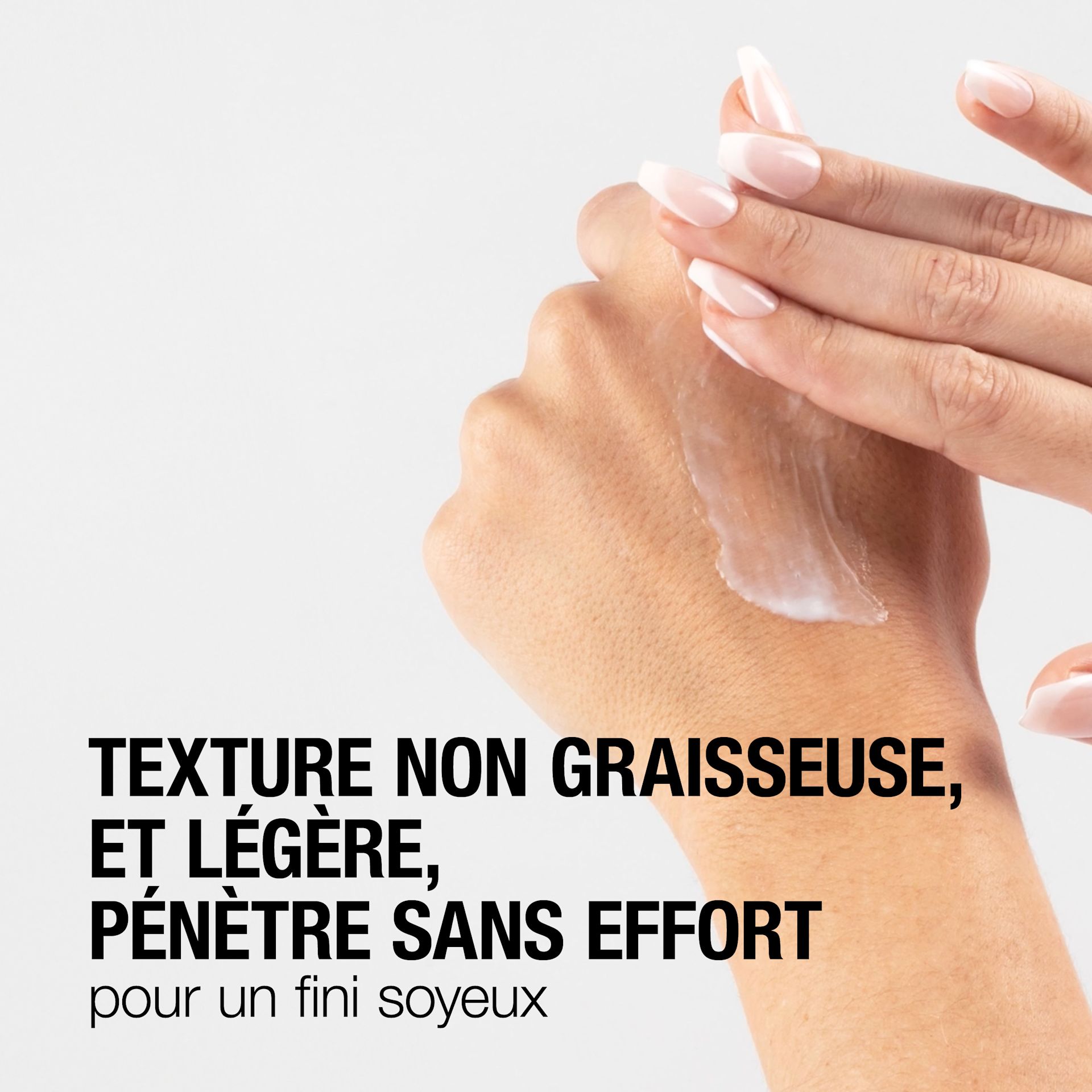 241127 411NTG UG Moisturiser Digital CA FR ML-02 Une femme essaye l’hydratant pour le visage sur sa main.