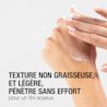 241127 411NTG UG Moisturiser Digital CA FR ML-02 Une femme essaye l’hydratant pour le visage sur sa main.