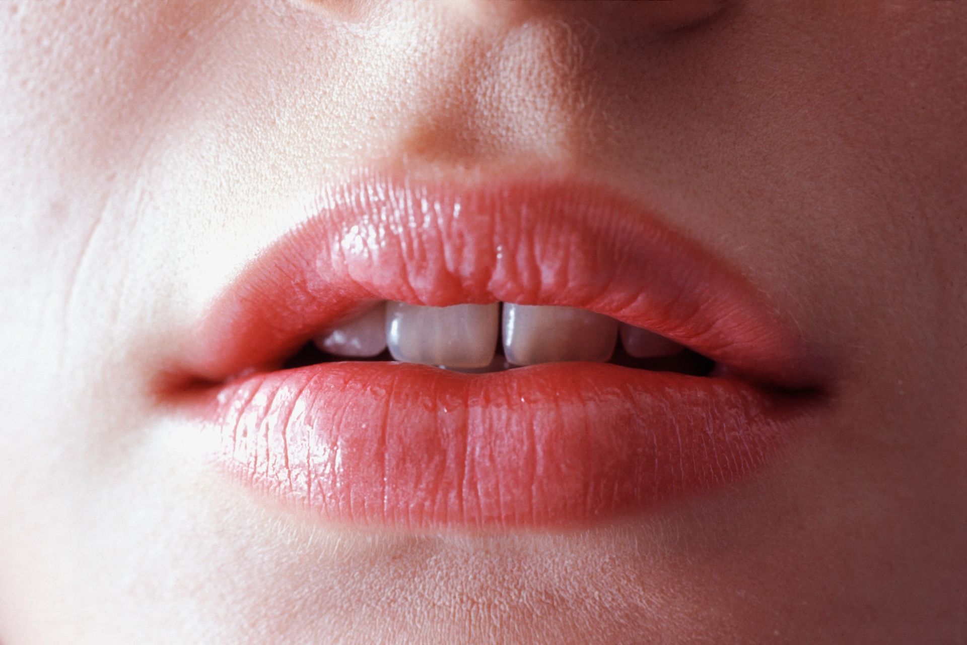 Volle, gepflegte rote Lippen einer jungen Frau