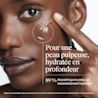 Jeune femme s’appliquant du gel-crème Neutrogena Hydro Boost sur la joue gauche pour une hydratation en profondeur