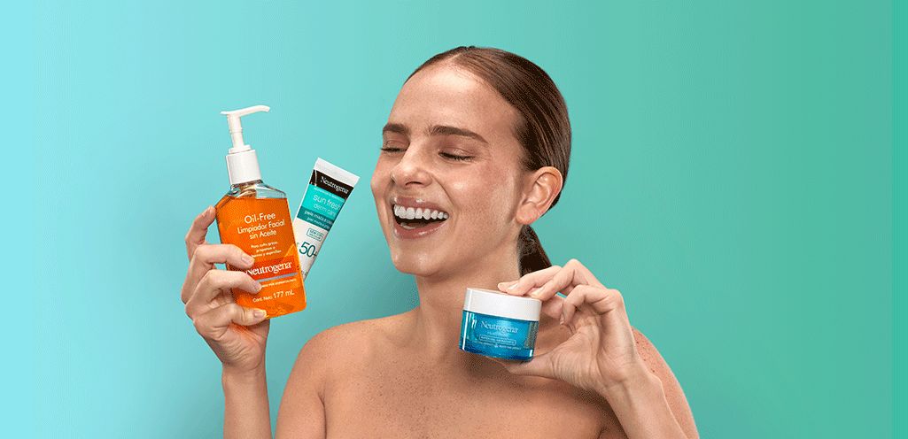 Modelo sosteniendo productos neutrogena