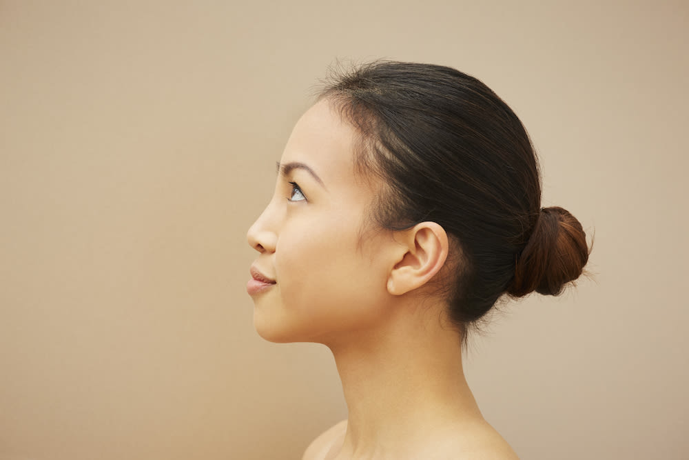 mujer con el cabello recogido en un bun