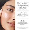Gros plan sur le visage d’une jeune femme avec une trace de gel-crème Neutrogena Hydro Boost