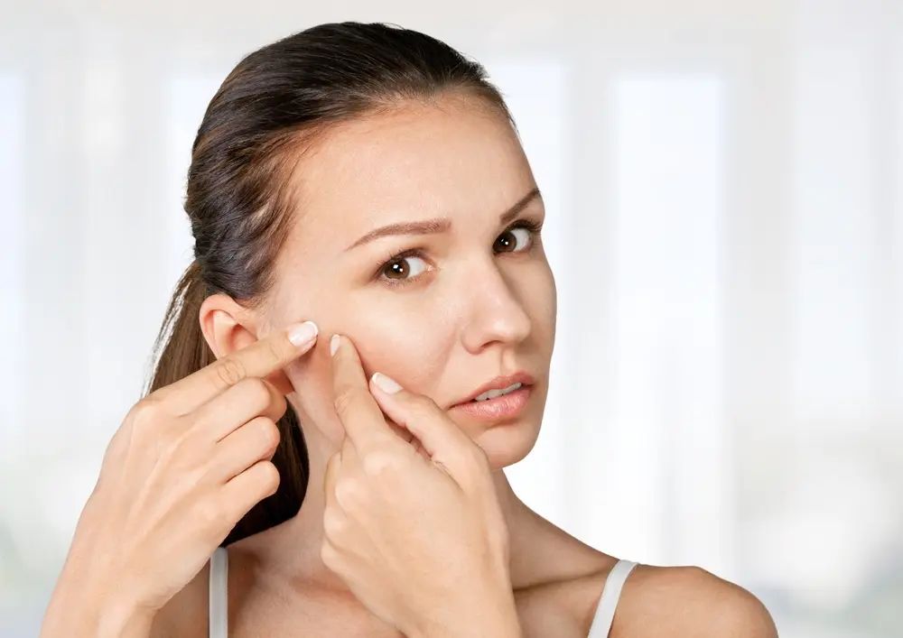  Mujer se aplica crema en el rostro 