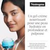 Gros plan sur une jeune femme tenant un pot de gel-crème Hydro Boost de Neutrogena, sans parfum, avec le couvercle ouvert, pour en montrer le produit à l’intérieur