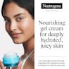 Gros plan sur une jeune femme tenant un pot de gel-crème Hydro Boost de Neutrogena, sans parfum, avec le couvercle ouvert, pour en montrer le produit à l’intérieur