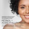 00062600492371 neutrogena rapidw (2) Femme qui sourit et texte disant «Ingrédients scientifiquement éprouvés et recommandés par les dermatologues : rétinol et acide hyaluronique»