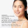 Femme qui sourit et texte disant «Ingrédients scientifiquement éprouvés : rétinol, acide hyaluronique, micropeptide»