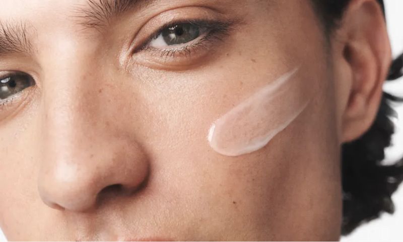 Man with normal skin applying Neutrogena® Hydro Boost Water Gel