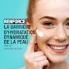 241127 411NTG UG Moisturiser Digital CA FR ML-01 Une jeune femme souriante applique l’hydratant ultradoux Neutrogena® sur son visage