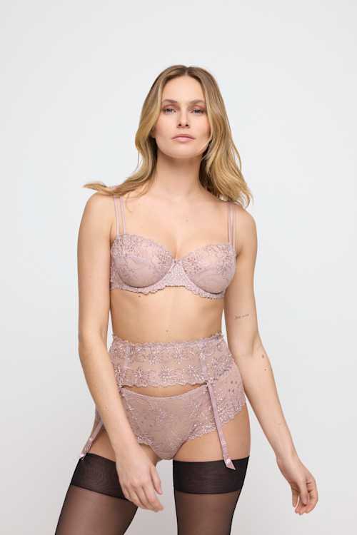 Feeling sexy? Get your garter belt on | Marie Jo Europe Feeling sexy? Get your garter belt on | Marie Jo Europe