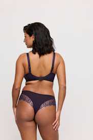 Salesbook image with head | Primadonna