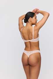 Salesbook image with head | Marie Jo