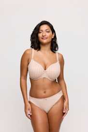 Salesbook image with head | Primadonna