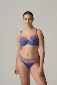 Salesbook image with head | Primadonna