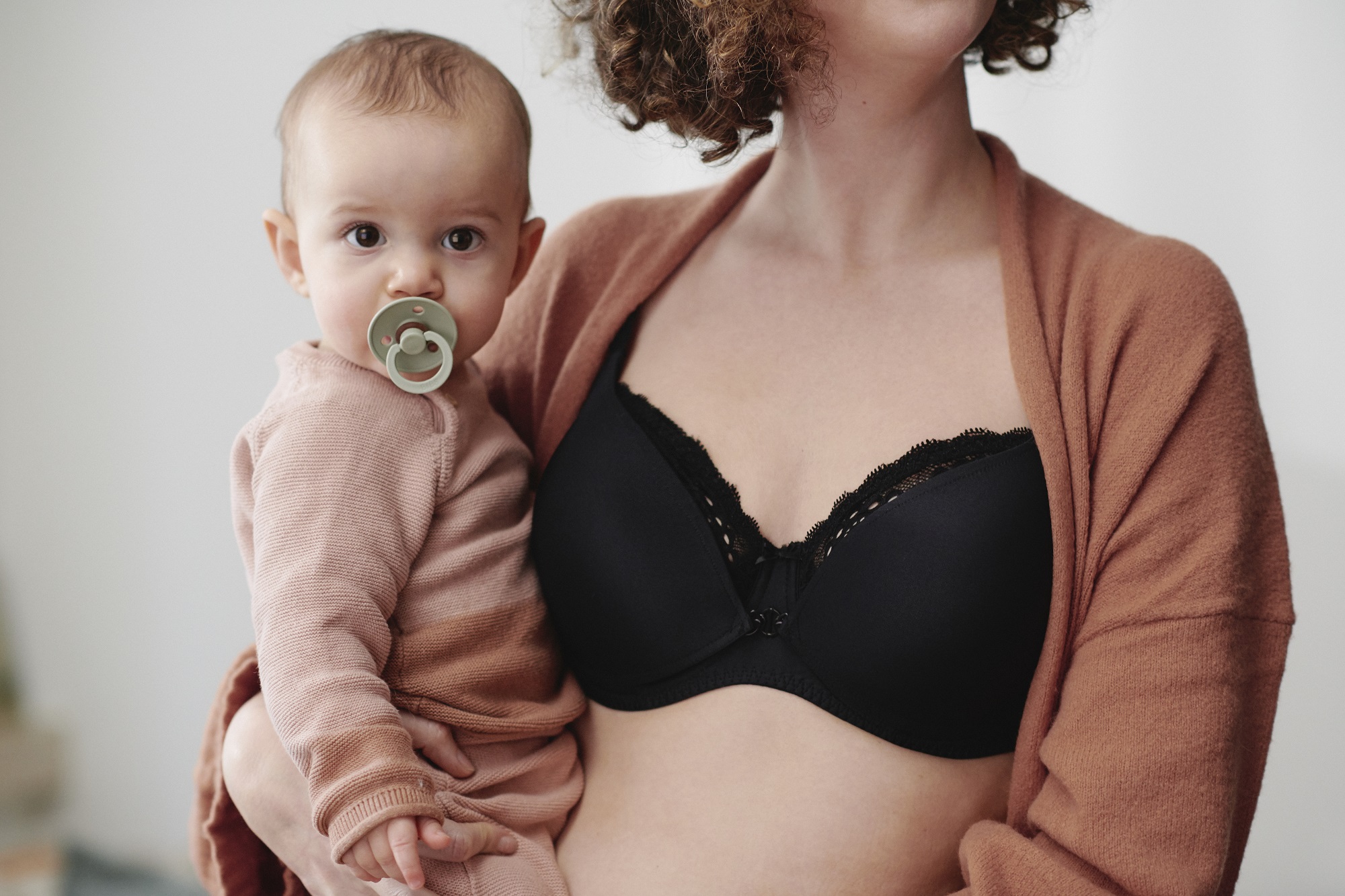 Tips for new moms: When to buy a nursing bra?