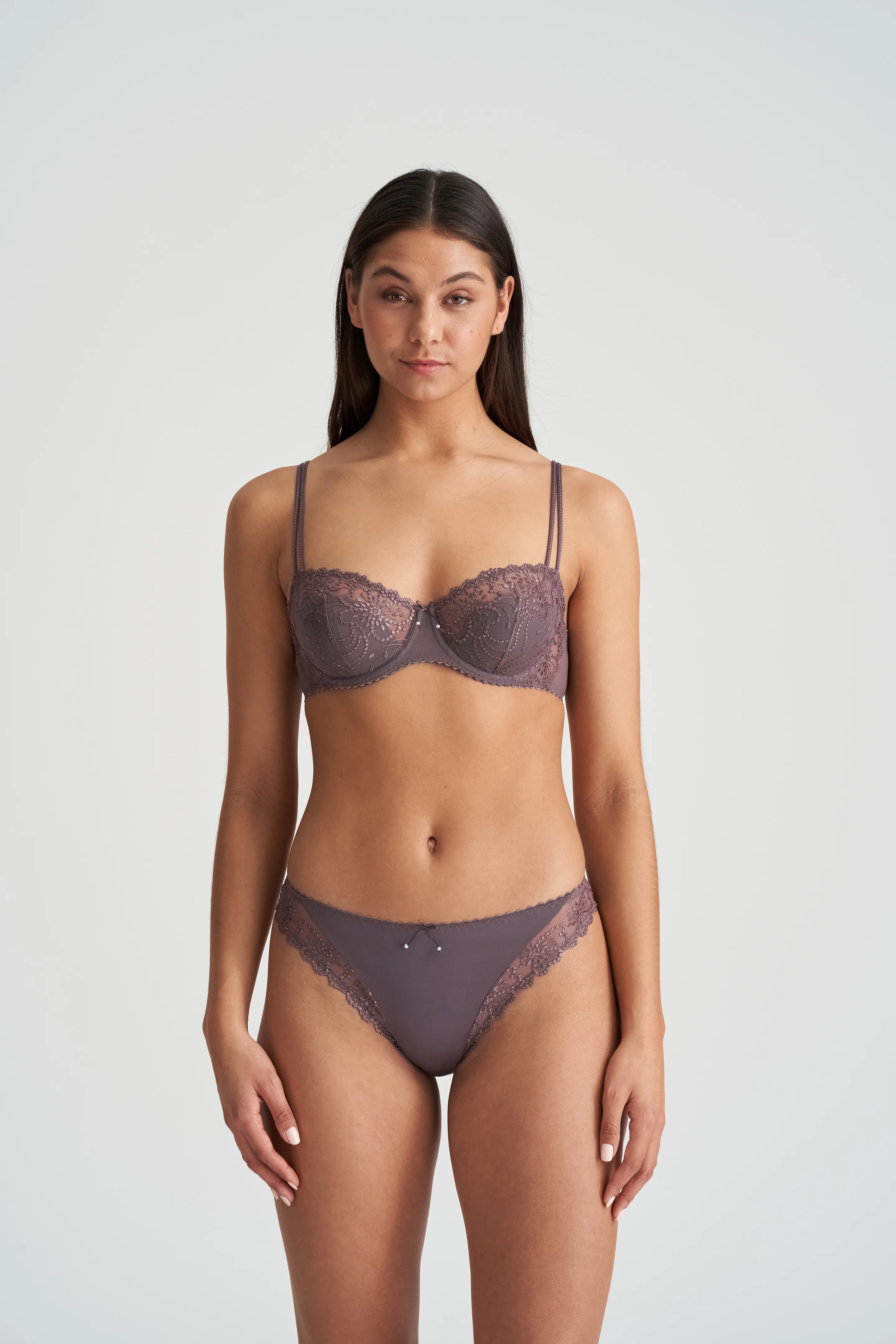 SEAMLESS PLUNGE BRA WITH REMOVABLE COOKIES