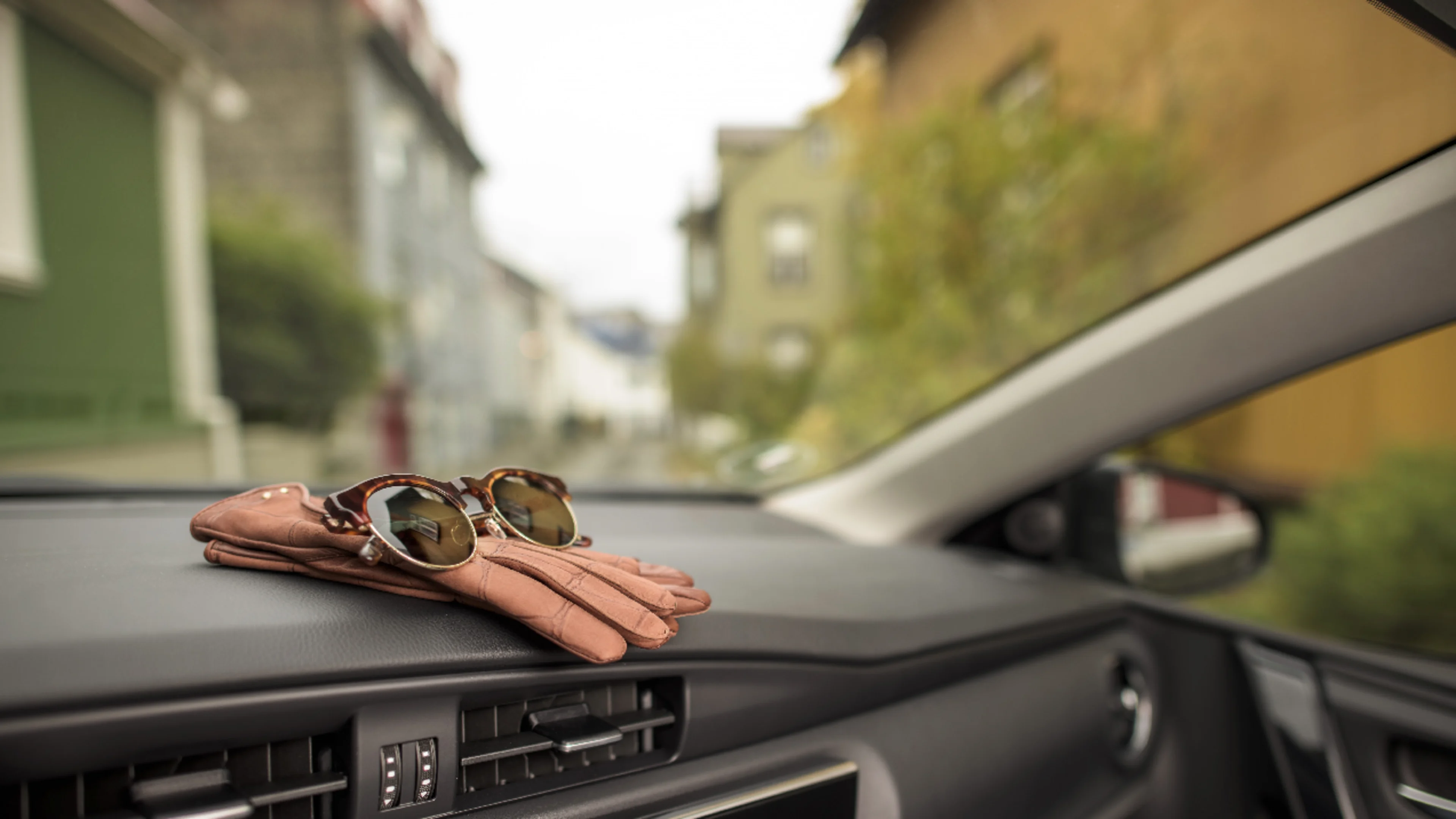 Hanskar í bíl