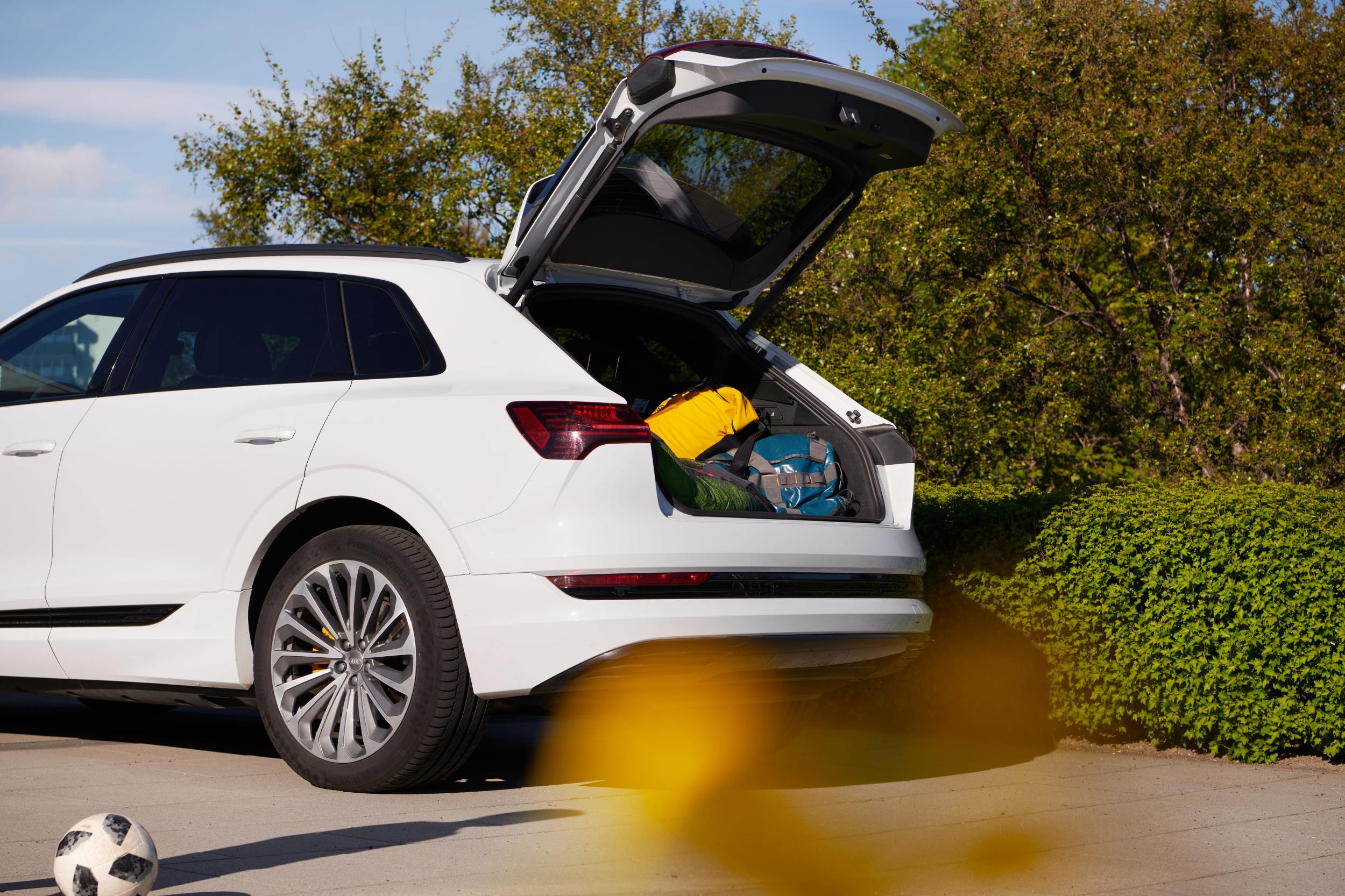 Ökutæki - skottið opið