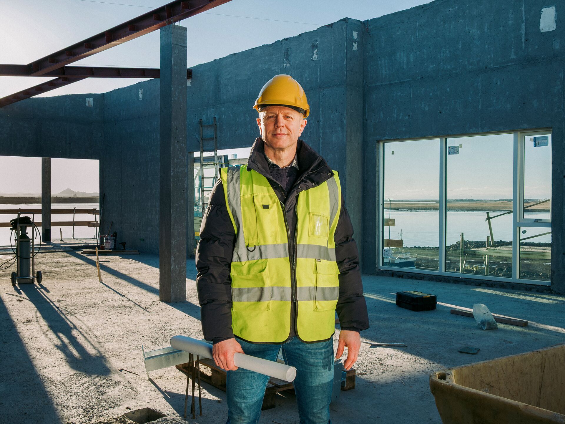 Verktaki með teikningu á byggingarsvæði