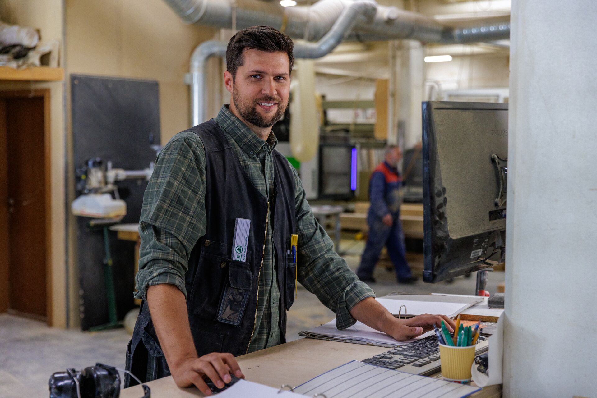 Smiður í tölvu á verkstæði