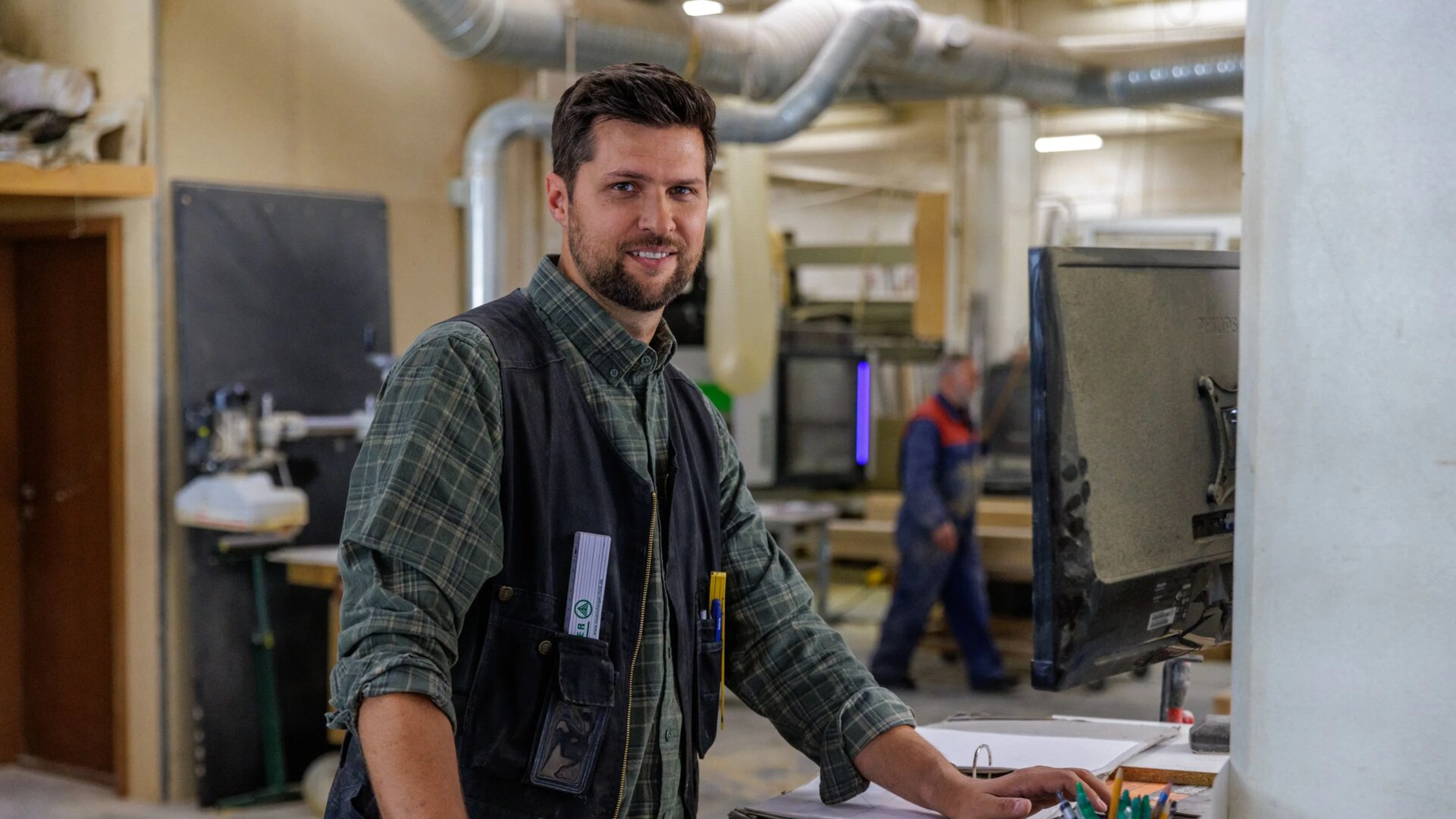 Smiður í tölvu á verkstæði