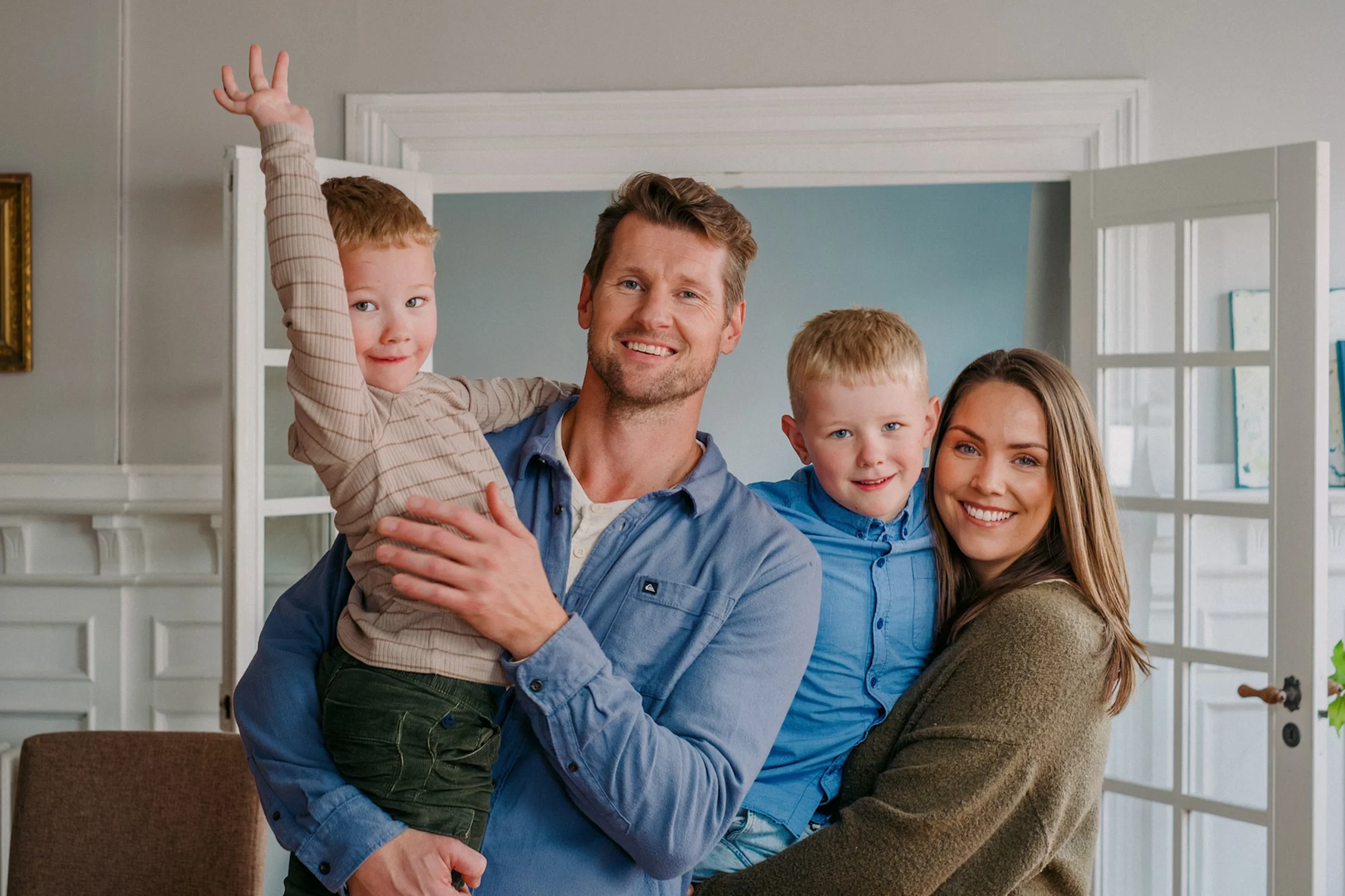 Fjölskylda við hvíta hurð