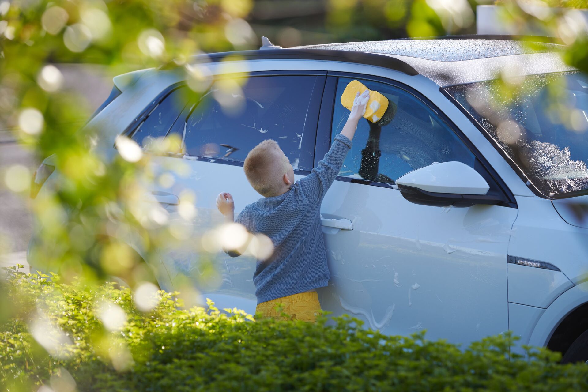 Barn að þrífa bíl