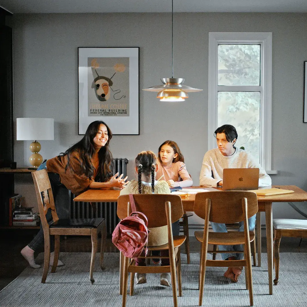 Fjölskylda við matarborð