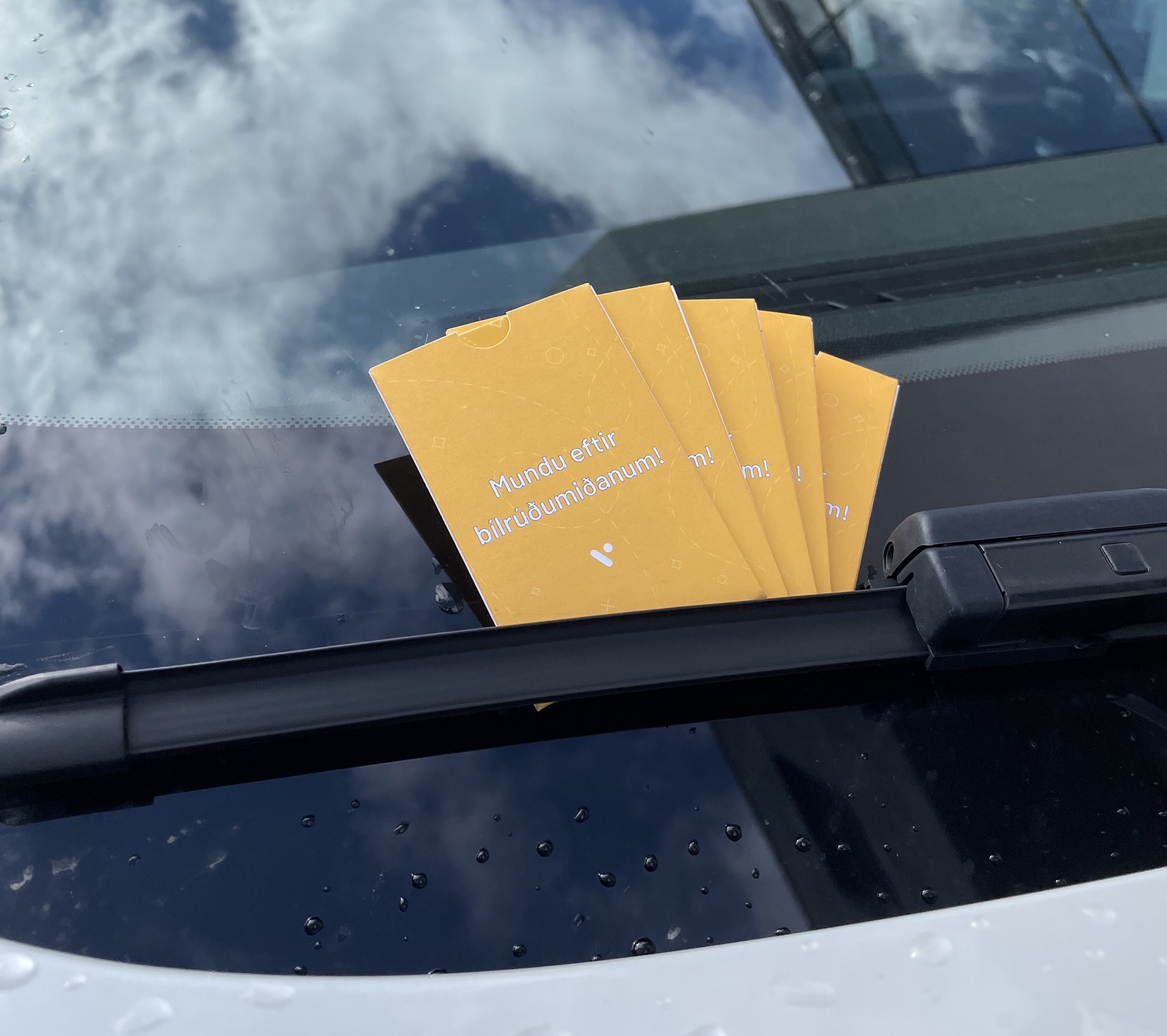 Mundu eftir bílrúðumiðanum