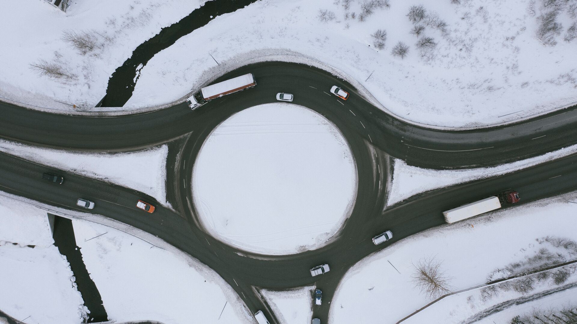 Umferð á hringtorgi í snjó