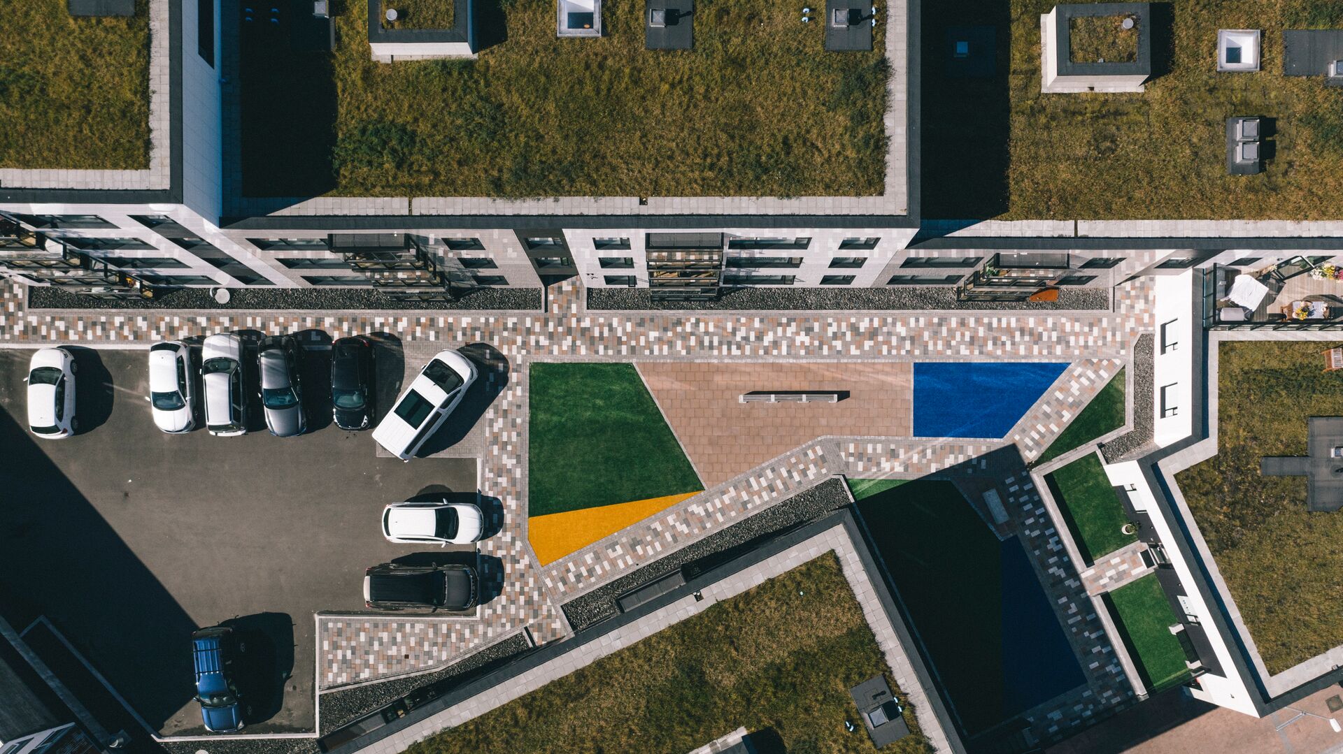 Drónamynd af fjölbýli og bílum