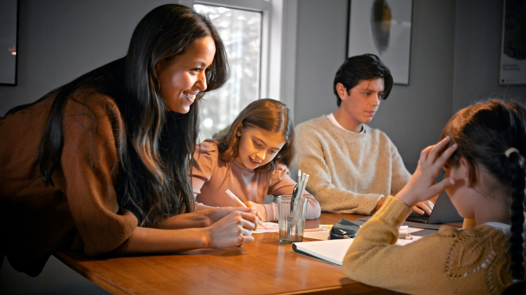 Fjölskylda við borð