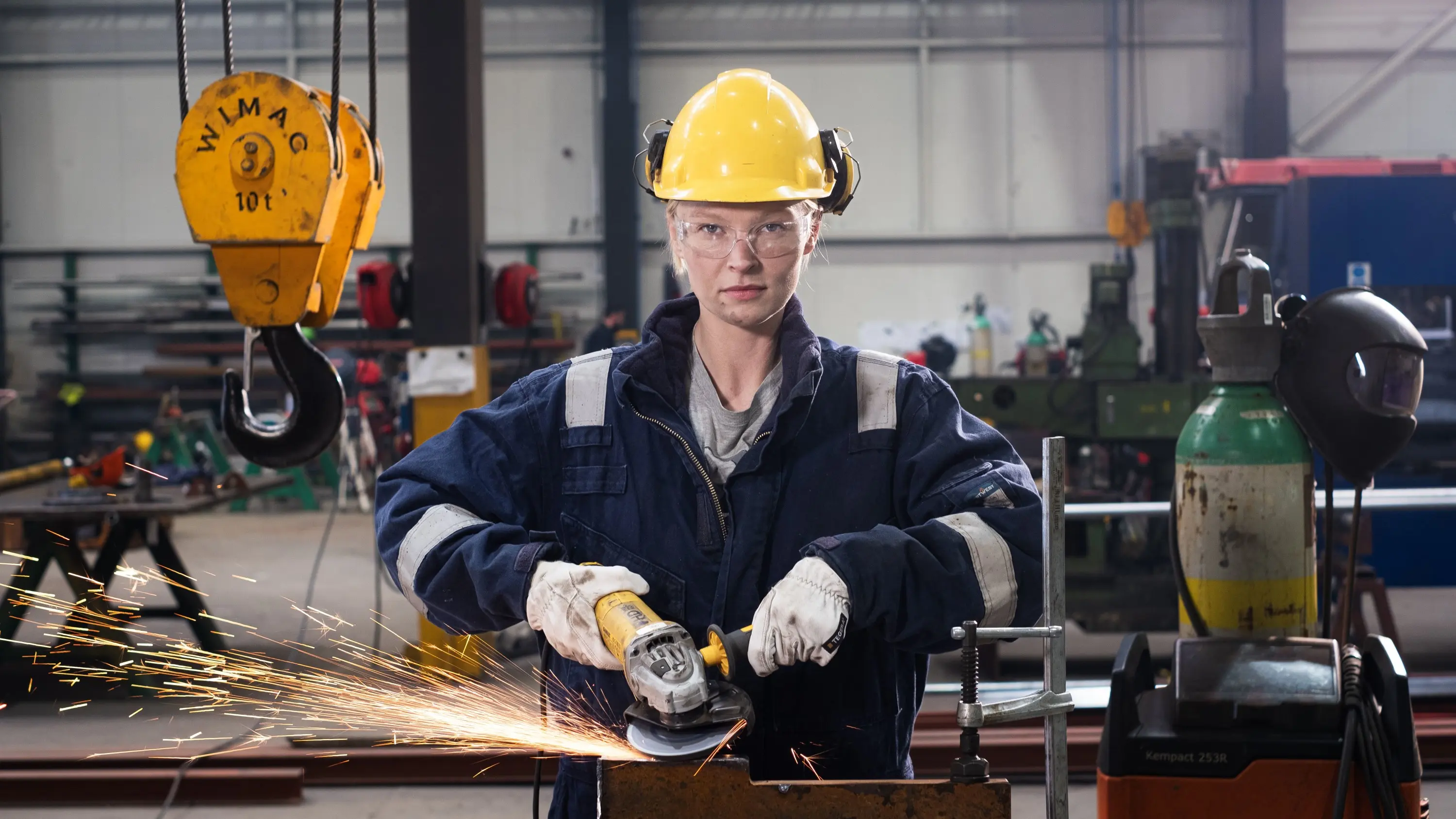 Kona með slípirokk