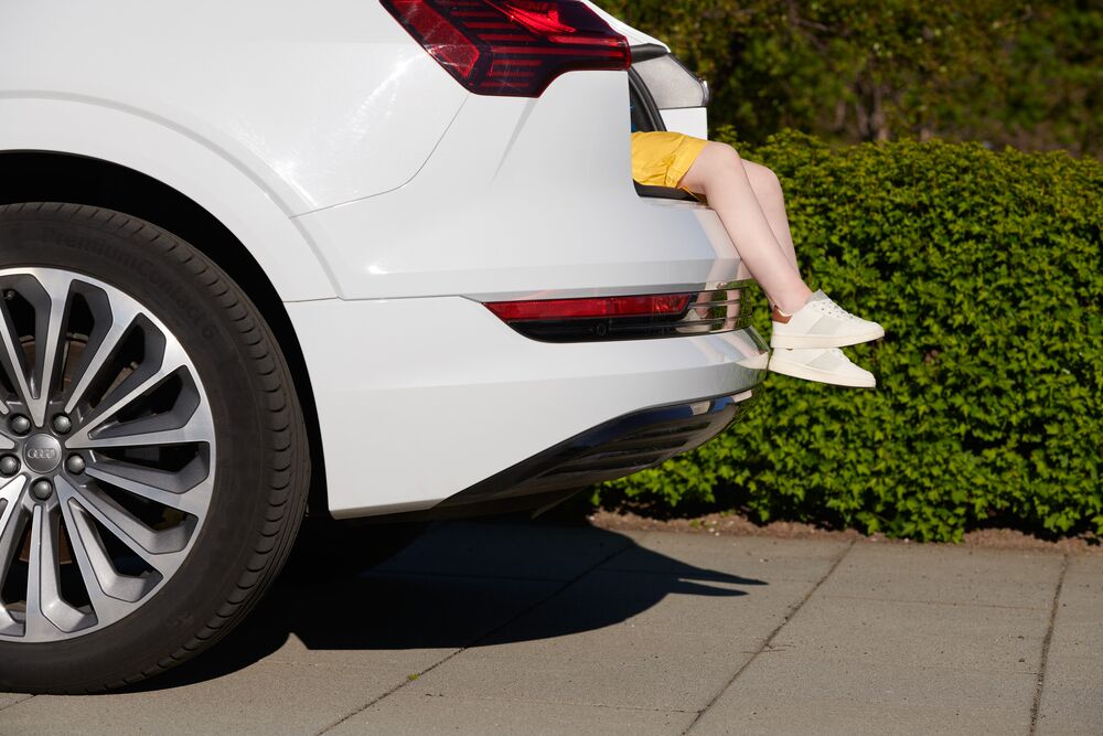 Ökutæki - skottið opin og barn