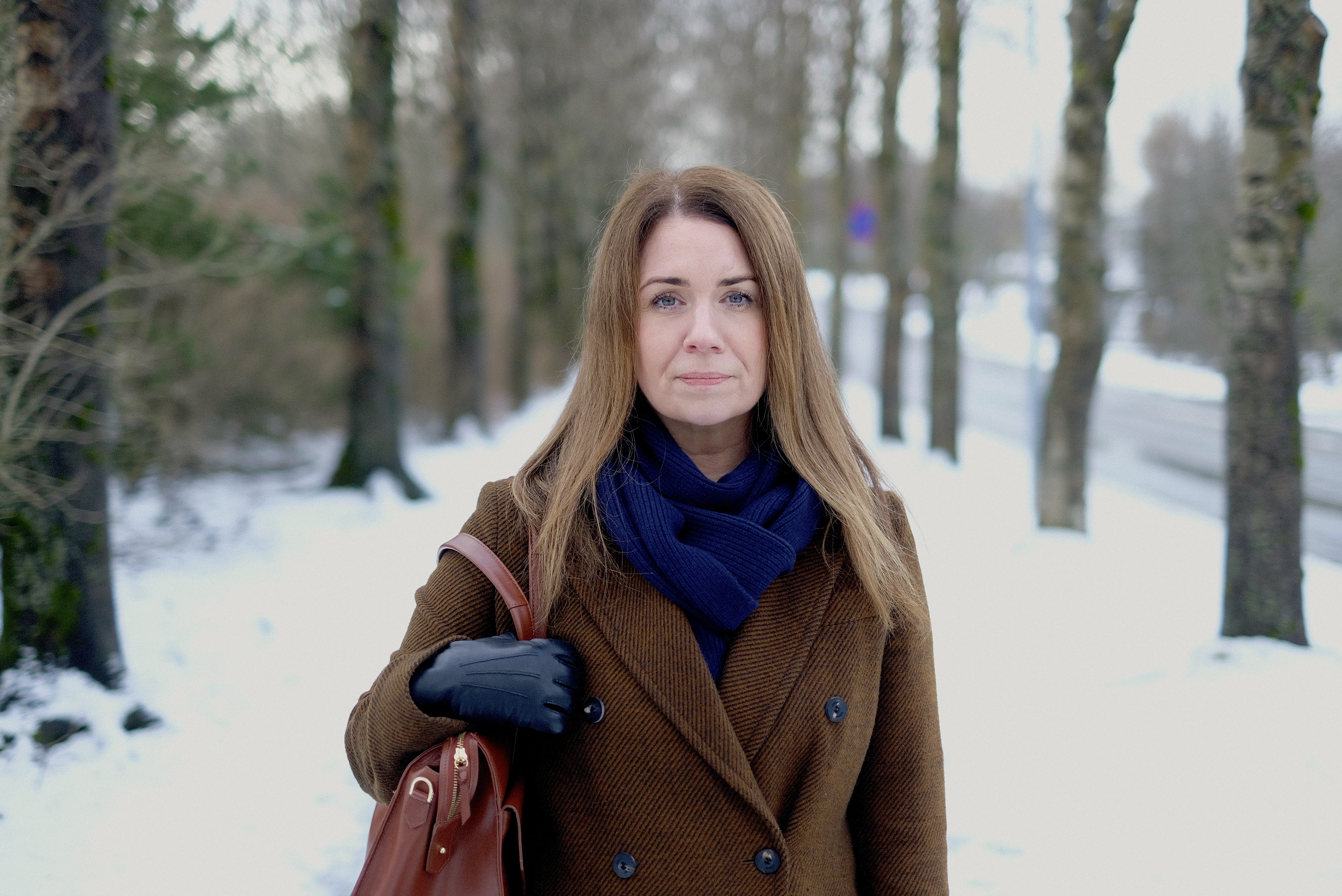 Kona sem stendur úti